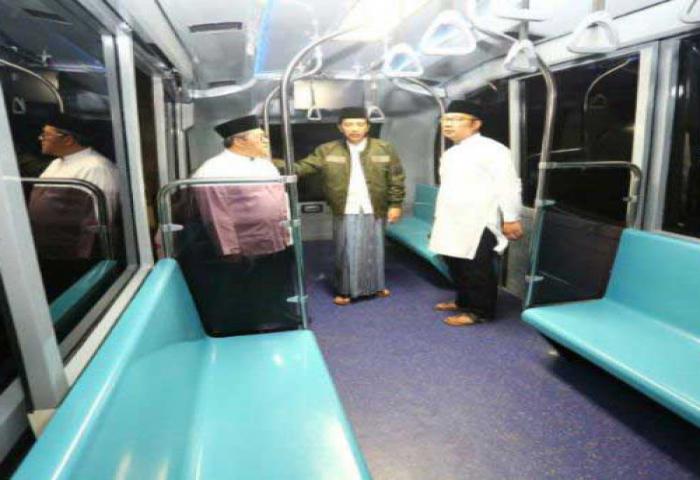 Jokowi Sempatkan Tinjau LRT Metro Kapsul Di Bandung